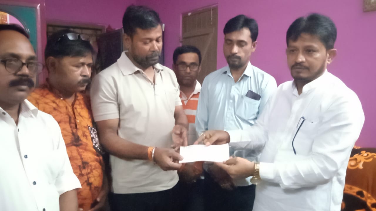 অসুস্থ যুবতীর চিকিৎসায় সাহায্যের হাত বাড়ালেন বিধায়ক পিনাকি দাস চৌধুরী