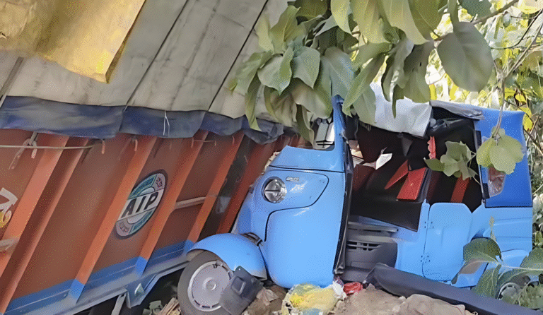 উপ্তাখালি বাজারে ভয়াবহ দুর্ঘটনা—সিমেন্ট বোঝাই লরির ধাক্কায় চুরমার হাই স্পিড টমটম, গুরুতর আহত চালক।