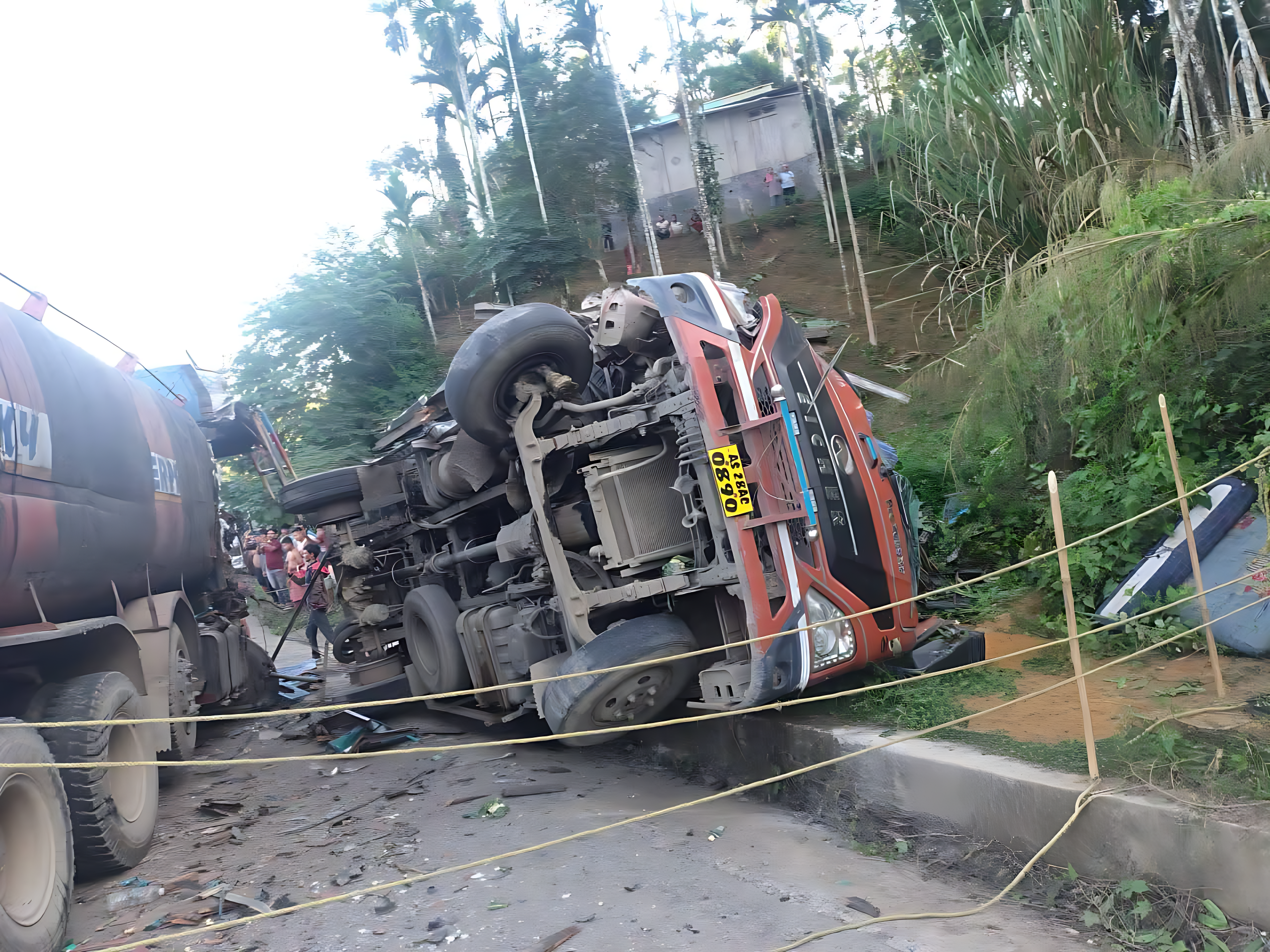 সাকাই বাড়ি এলাকায় তেলের ট্যাংকার ও সবজি বোঝাই লরির মুখোমুখি সংঘর্ষের পর ঘটনাস্থলের চিত্র