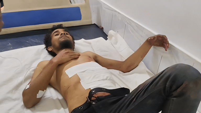 ব্রজেন্দ্রনগর সীমান্তে বিএসএফের অভিযানের পর আহত যুবককে হাসপাতালে নিয়ে যাওয়ার দৃশ্য।