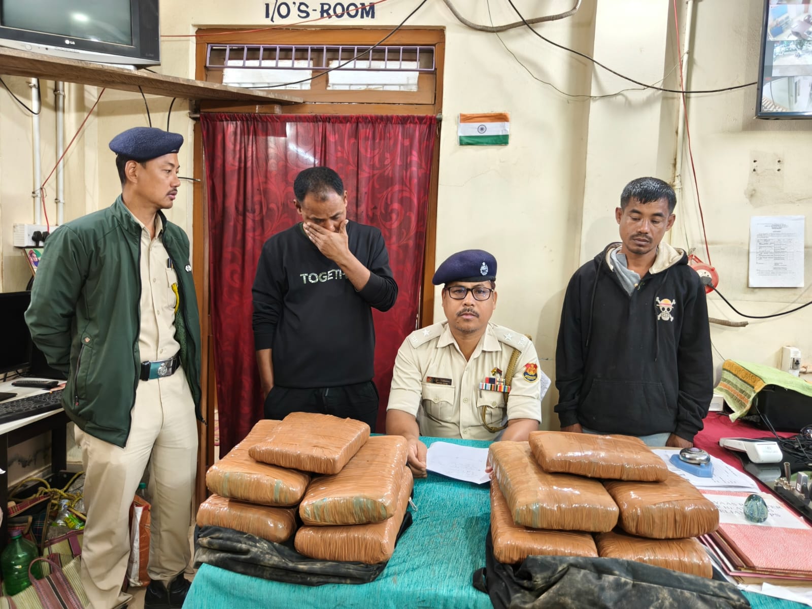 তেলিয়ামুড়া থানার পুলিশের অভিযানে ১৭ কেজি ৯০০ গ্রাম গাঁজা উদ্ধার—দুই যুবক শ্যামল দেববর্মা ও সন্তোষ দেববর্মা আটক।