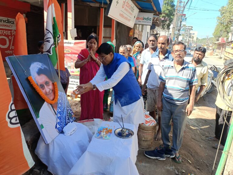 ইন্দিরা গান্ধীর জন্মবার্ষিকীতে পতাকা উত্তোলন ও দুধ-বিস্কুট বিতরণ কর্মসূচিতে অংশ নিচ্ছেন বনমালীপুরের কংগ্রেস বিধায়ক গোপাল চন্দ্র রায়।