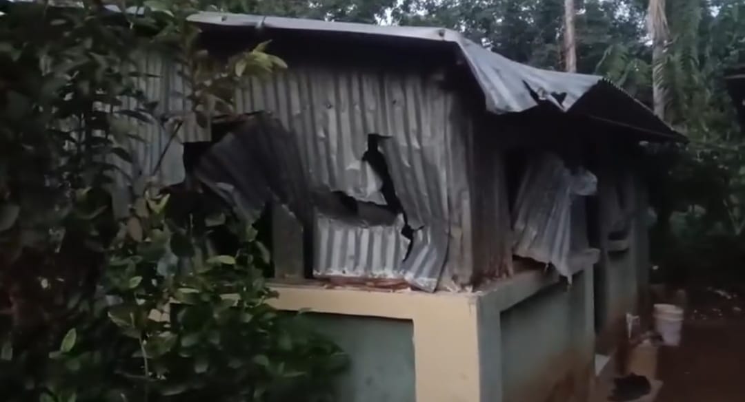 হামলার পর ভাঙচুর হওয়া বাড়িতে তদন্তে রাধাপুর থানার পুলিশ ও জিরানিয়ার প্রশাসনিক আধিকারিকরা