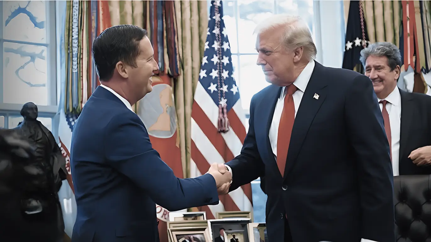 ওভাল অফিসে শপথ নিচ্ছেন সার্জিও গোর — যুক্তরাষ্ট্রের নতুন রাষ্ট্রদূত হিসেবে নয়াদিল্লিতে দায়িত্ব নিলেন ট্রাম্প প্রশাসনের ঘনিষ্ঠ এই কূটনীতিক।