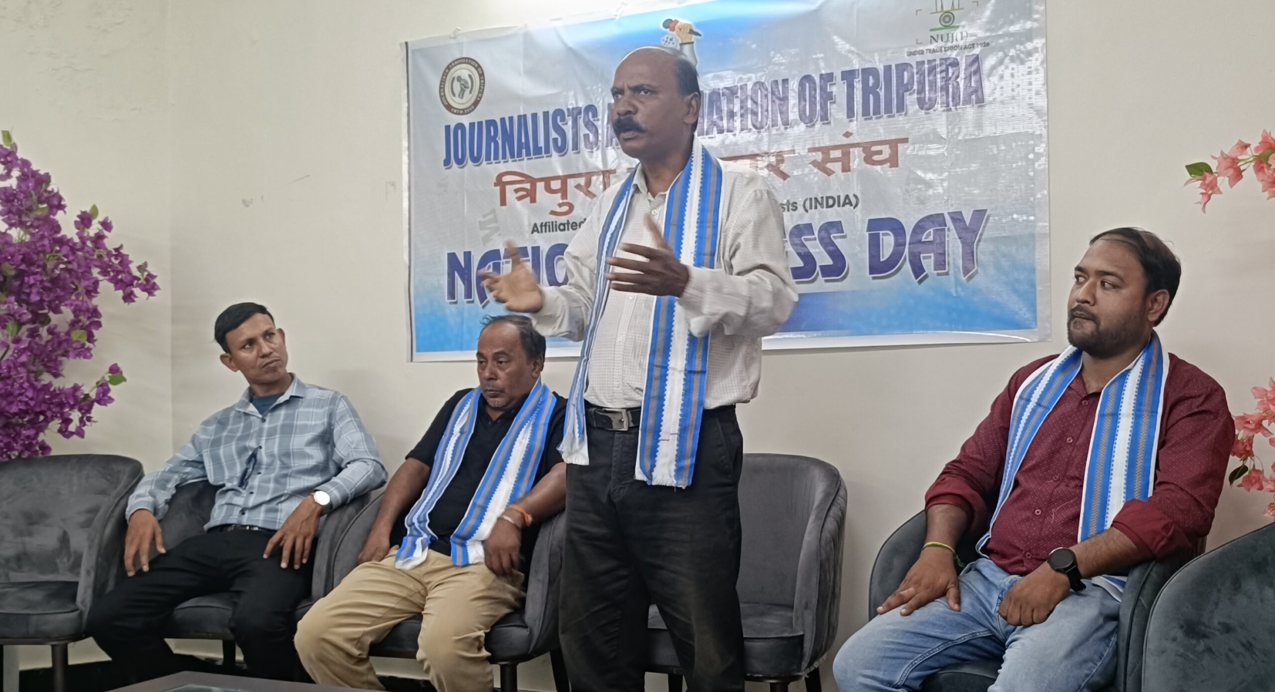 আমবাসা সার্কিট হাউসে জাতীয় প্রেস দিবস উদযাপন—Journalists Association of Tripura-এর উদ্যোগে বিভিন্ন জেলার সাংবাদিকদের উপস্থিতি।