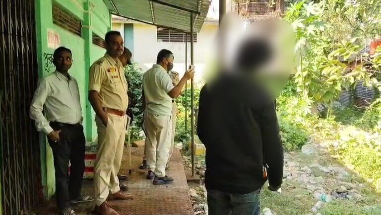 কৈলাসহরে রশি দিয়ে আত্মহত্যার ঘটনাস্থলে পুলিশের তদন্তে ভিড় জমায় স্থানীয়রা