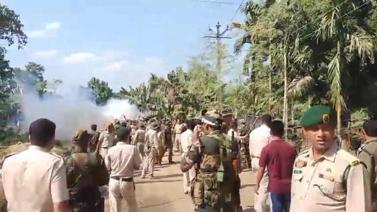 গাঁজা ধ্বংসের পর উত্তপ্ত বাইজালবাড়ি—পুলিশের গাড়ি ভাঙচুর ও উত্তেজনা ছড়ানোর মুহূর্ত