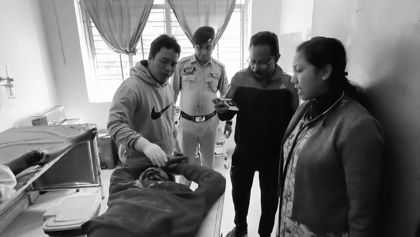 “শিশু পাচারকারী সন্দেহে উত্তেজিত জনতার গণপিটুনি— রক্তাক্ত যুবককে উদ্ধার করছে তেলিয়ামুড়া থানা পুলিশ।”