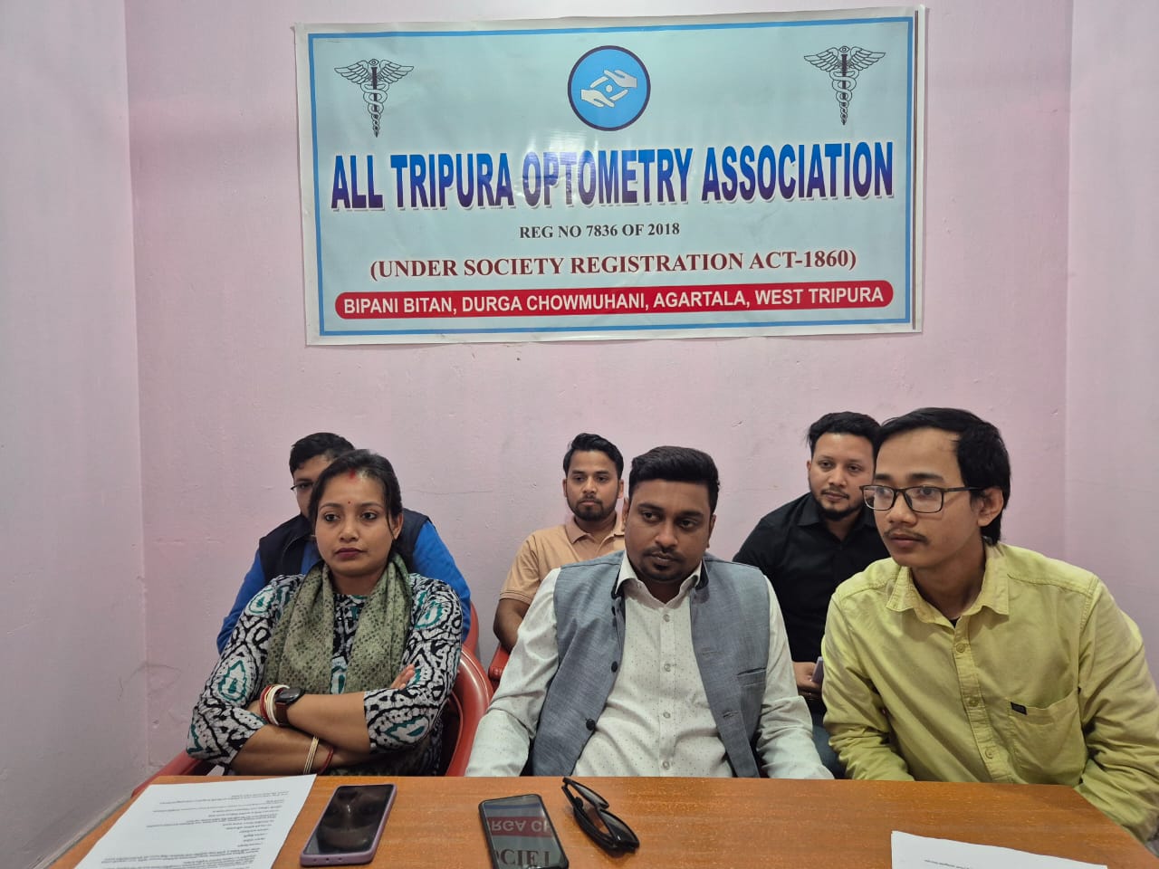 দাবি তুলে ধরে সাংবাদিক সম্মেলনে বক্তব্য রাখছেন অল ত্রিপুরা অপ্টোমেট্রি অ্যাসোসিয়েশনের সদস্যরা।