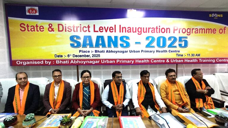 ভাটি অভয়নগর প্রাথমিক স্বাস্থ্য কেন্দ্রে SAANS 25 কর্মসূচির উদ্বোধনে বক্তব্য রাখছেন মেয়র দীপক মজুমদার।