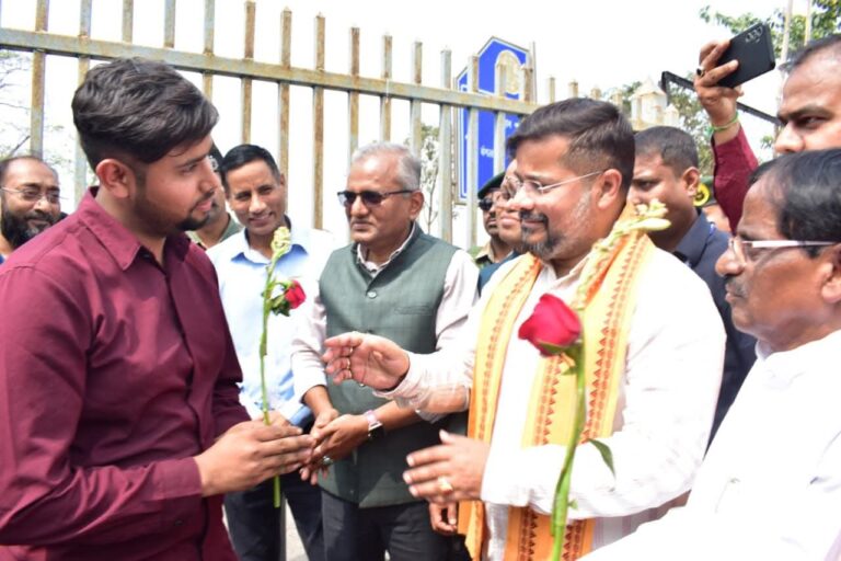 ১৮ মাস পর পুনরায় চালু আগরতলা-ঢাকা-কলকাতা আন্তর্জাতিক বাস পরিষেবা, আখাউড়ায় উষ্ণ অভ্যর্থনা