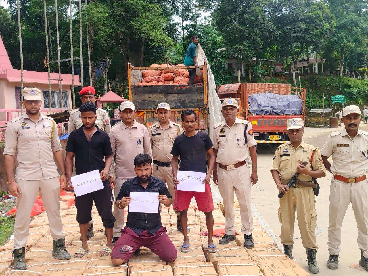 আলুর বস্তার আড়ালে ১৪,১০০ বোতল নিষিদ্ধ কফ সিরাপ! চুরাইবাড়িতে অর্ধকোটি টাকার মাদক জব্দ, ধৃত চালক